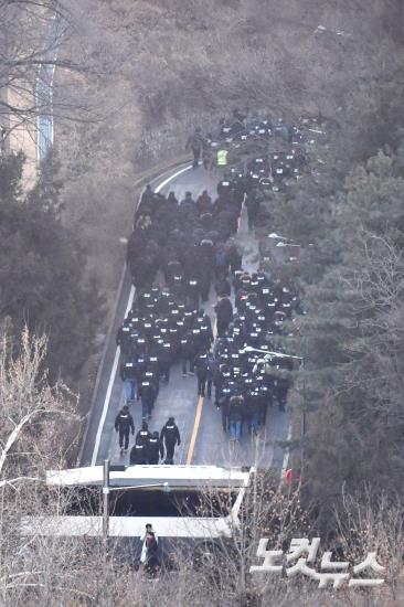 尹관저 저지선 통과하는 공조본