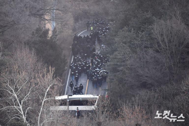 尹관저 저지선 통과하는 공조본