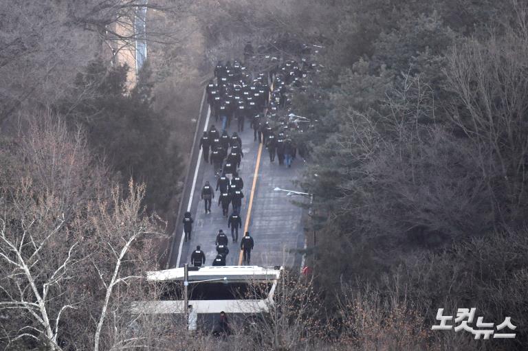 尹관저 저지선 통과하는 공조본