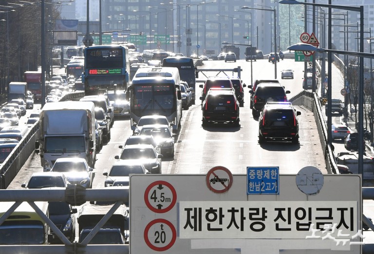 공수처 향하는 윤 대통령 차량