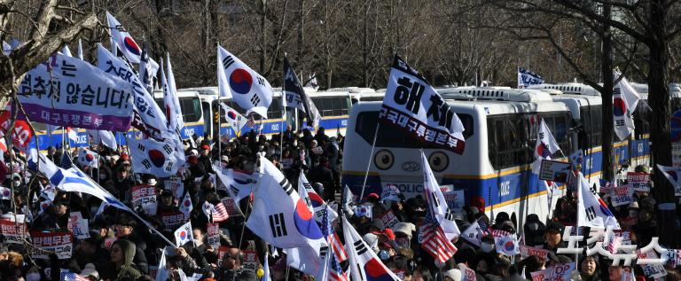 공수처 앞 몰려온 尹 지지자들