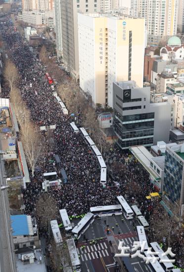 서부지법 에워싼 尹지지자들