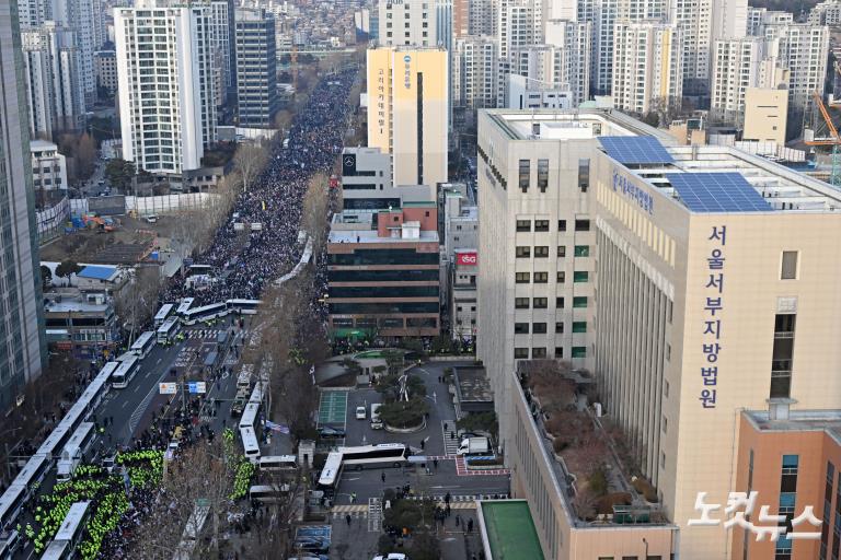 서부지법 에워싼 尹지지자들