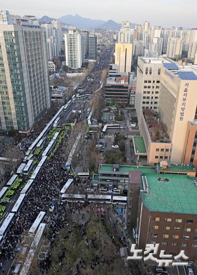 서부지법 에워싼 尹지지자들