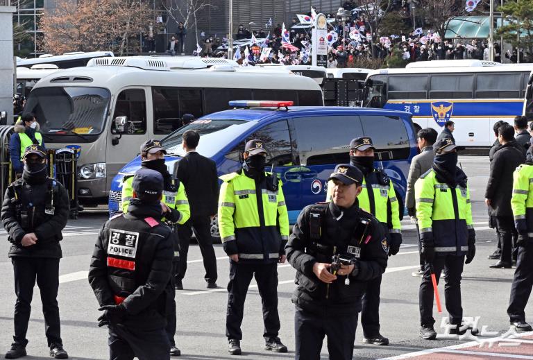 尹, 호송차 타고 구속심사 출석