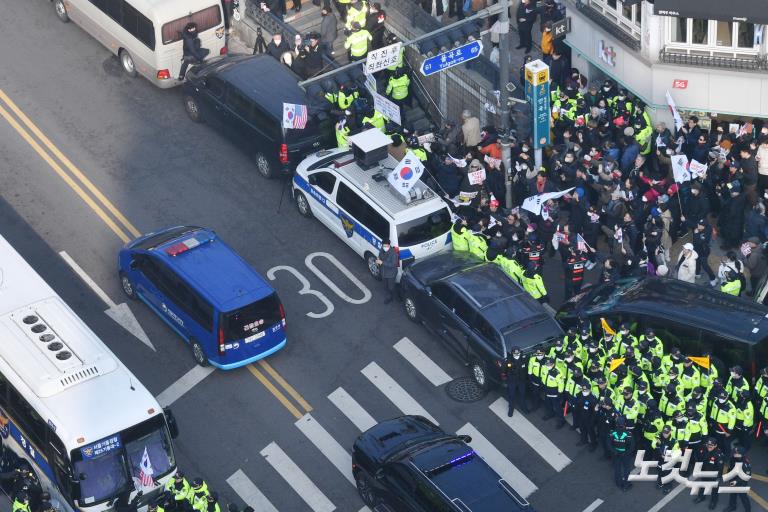 헌재 도착한 윤 대통령 탑승 호송차량