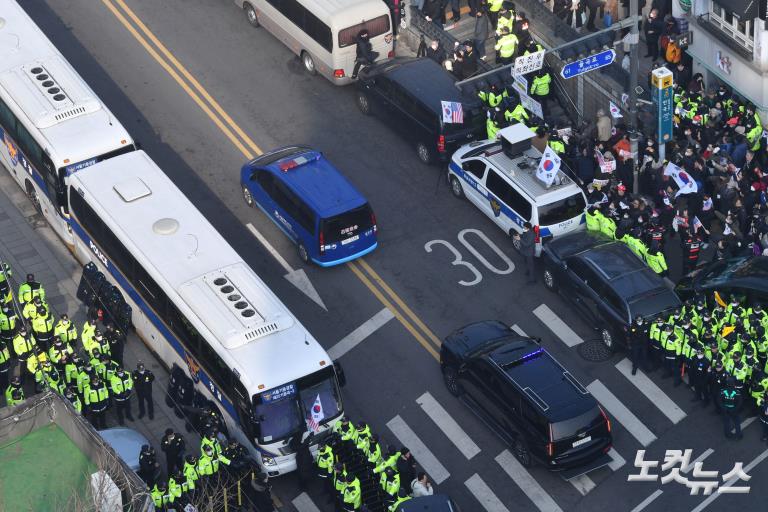 헌재 도착한 윤 대통령 탑승 호송차량