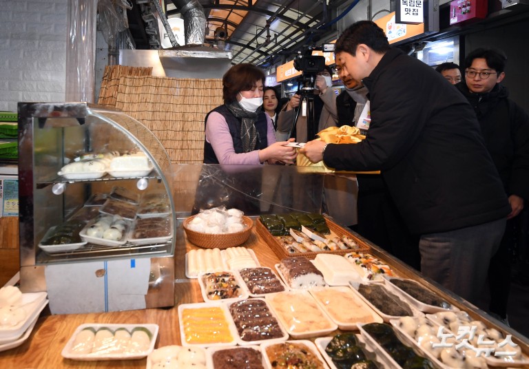 산업부 장관, 설명절 전통시장 물가 점검