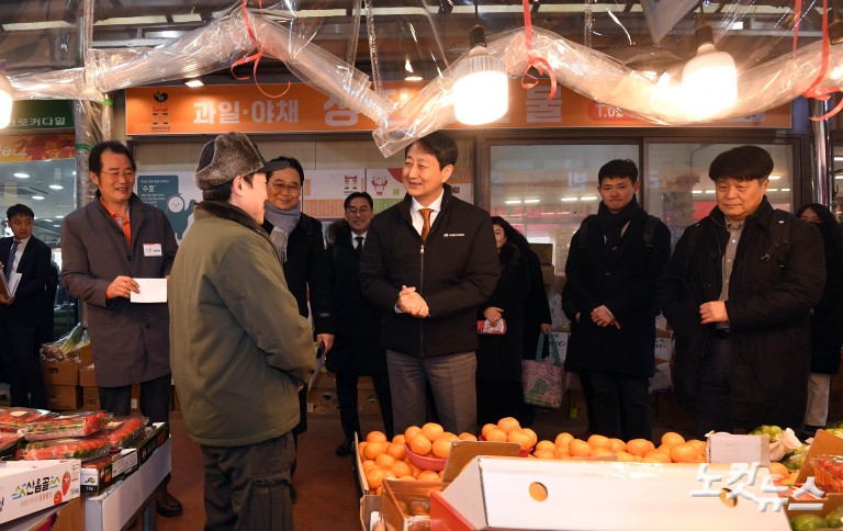 산업부 장관, 설명절 전통시장 물가 점검