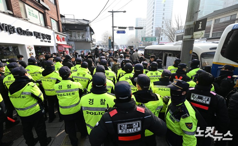 헌재 인근 안국역에 모인 尹지지자