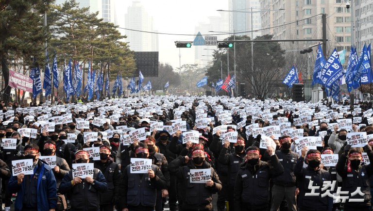 구호 외치는 금속노조 '2025 투쟁선포식'