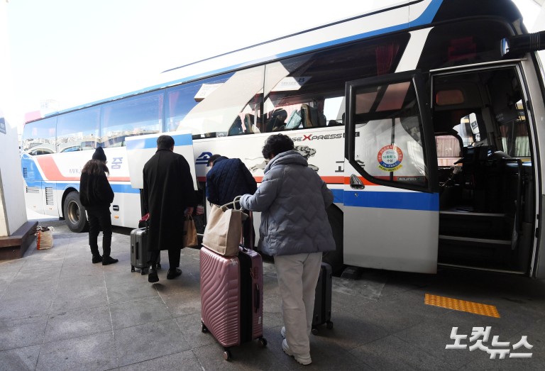 역귀성객 붐비는 고속버스터미널