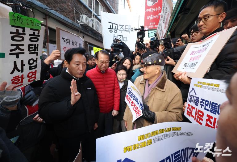 설 앞두고 쪽방촌 찾은 권영세-오세훈