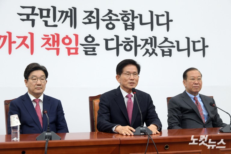 김문수 전 장관, 국민의힘에 입당원서 제출