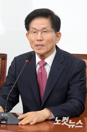 김문수 전 장관, 국민의힘에 입당원서 제출