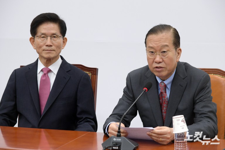 김문수 전 장관, 국민의힘에 입당원서 제출
