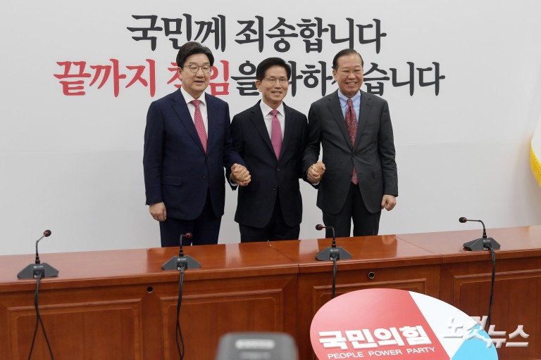 김문수 전 장관, 국민의힘에 입당원서 제출