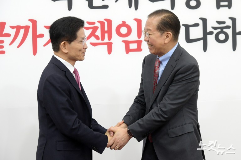 김문수 전 장관, 국민의힘에 입당원서 제출