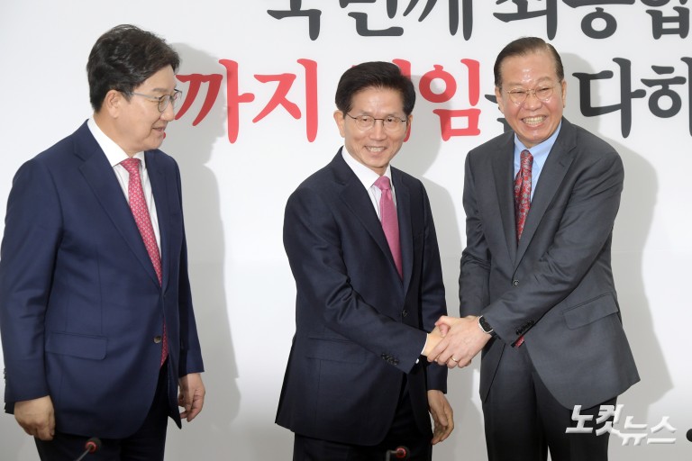 김문수 전 장관, 국민의힘에 입당원서 제출