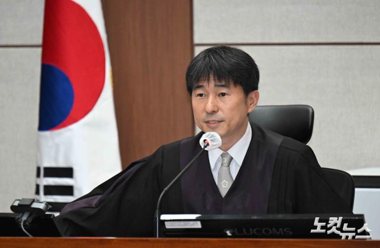 피고인석 尹