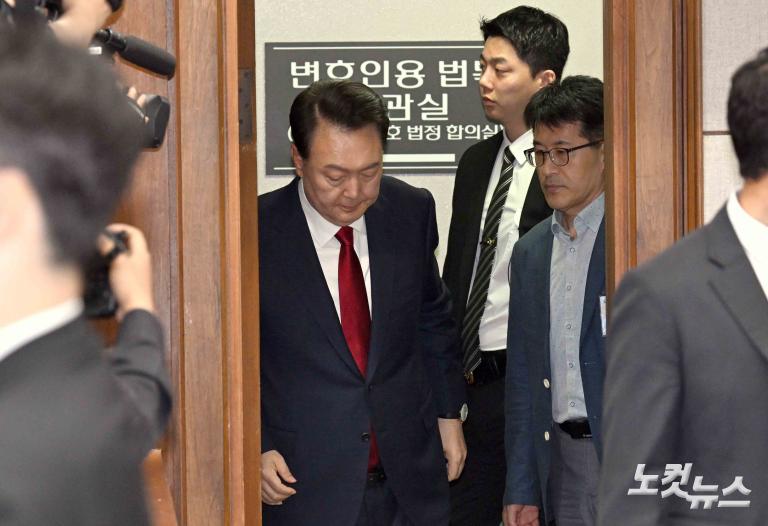 피고인석 尹