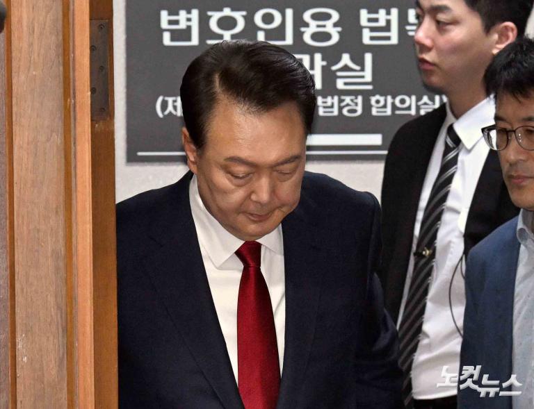 피고인석 尹