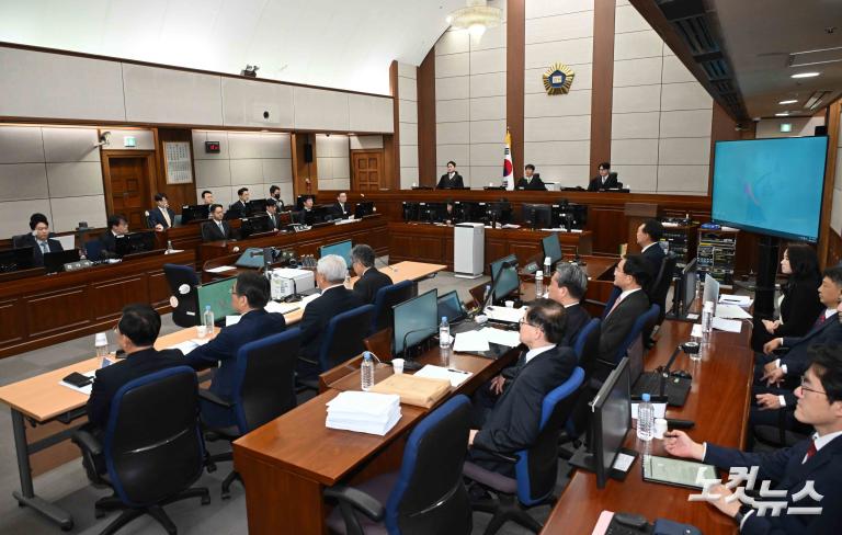 피고인석 尹
