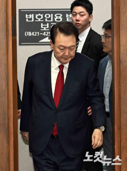 피고인석 尹