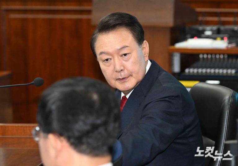 피고인석 尹