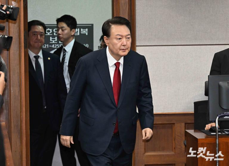 피고인석 尹