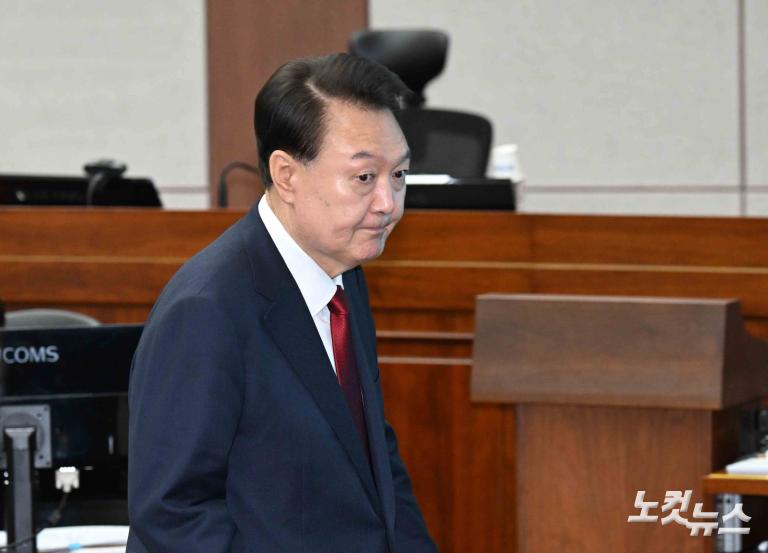 피고인석 尹