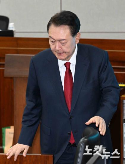 피고인석 尹