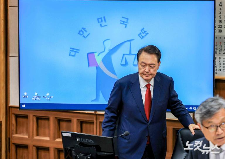 피고인석 尹