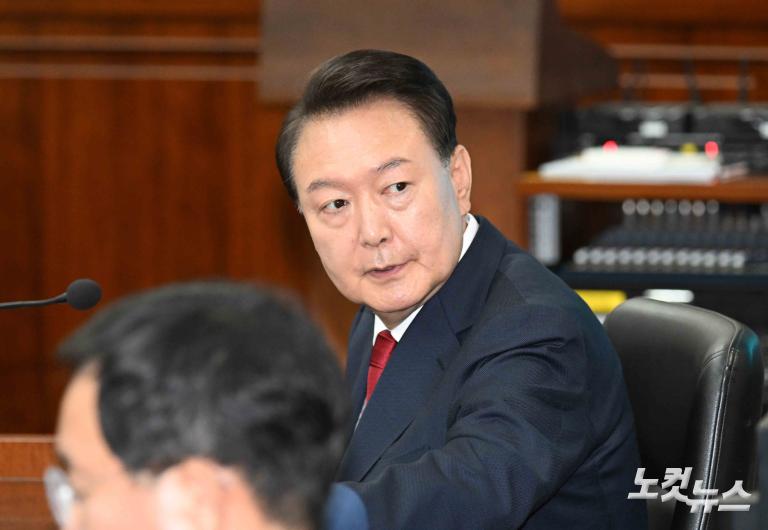피고인석 尹
