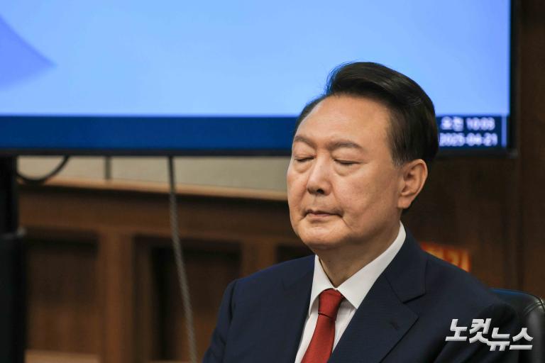 피고인석 尹
