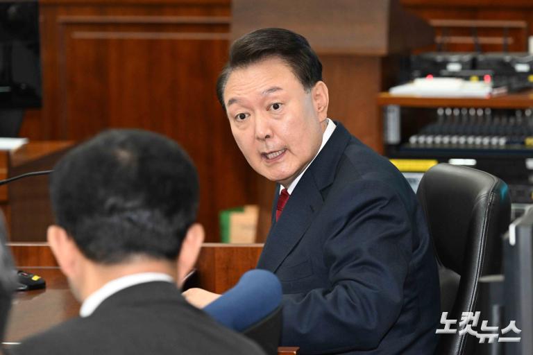 피고인석 尹
