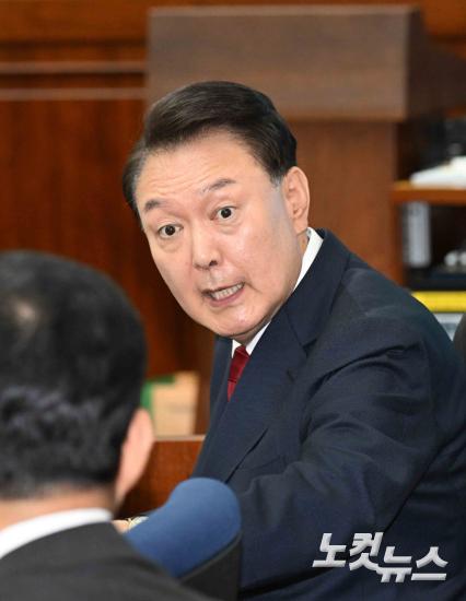피고인석 尹