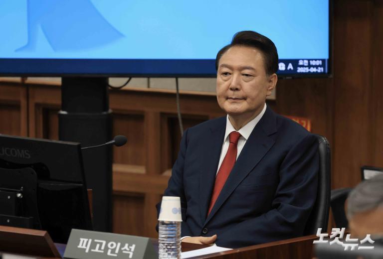 피고인석 尹