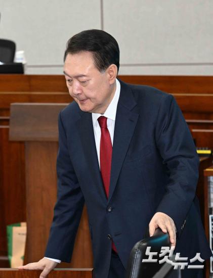피고인석 尹