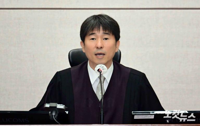 피고인석 尹