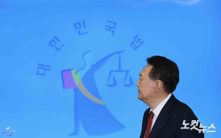피고인석 尹