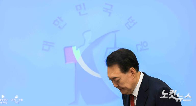 피고인석 尹