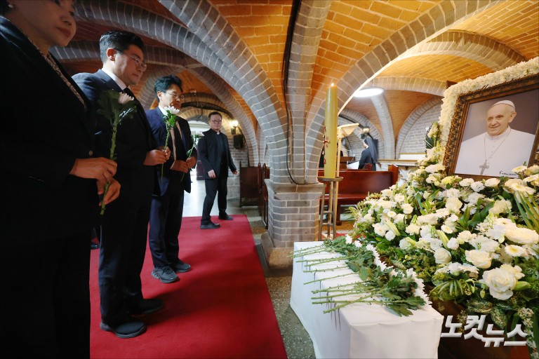 민주당 박찬대 대표 직무대행, 프란치스코 교황 분향소 조문