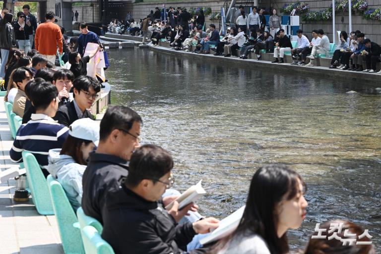 청계천에서 봄 만끽하는 시민들