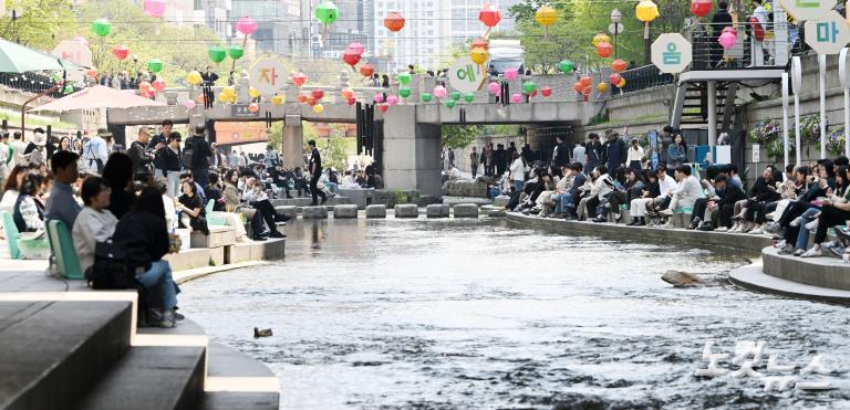 청계천에서 봄 만끽하는 시민들