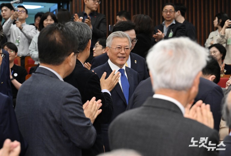 4.27 판문점선언 7주년 기념식 참석한 문재인 전 대통령-김정숙 여사