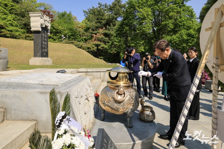 이재명 대선 후보, 이승만·박정희·김대중·김영삼 전 대통령 묘역 참배