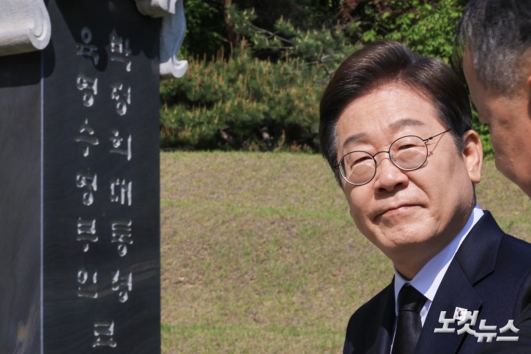 이재명 대선 후보, 이승만·박정희·김대중·김영삼 전 대통령 묘역 참배