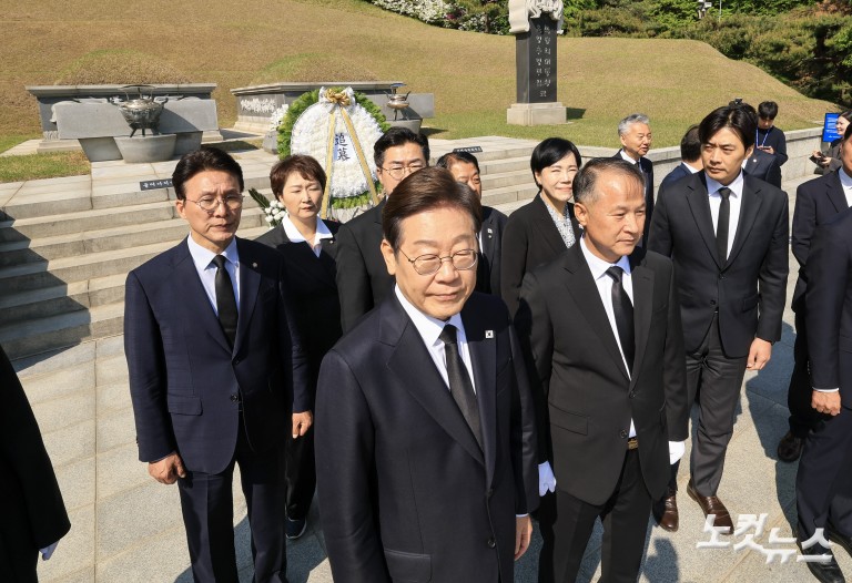 이재명 대선 후보, 이승만·박정희·김대중·김영삼 전 대통령 묘역 참배