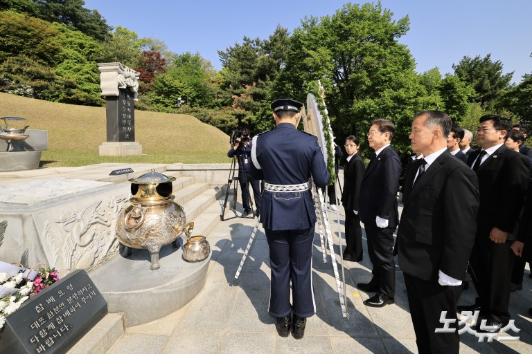 이재명 대선 후보, 이승만·박정희·김대중·김영삼 전 대통령 묘역 참배